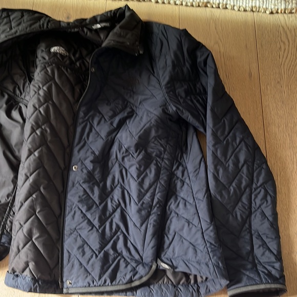 The North Face navy jacket. Women size large - Picture 9 of 9
